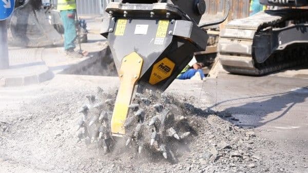 MBクラッシャー MB-R900 ツインヘッダー アタッチメント Doosan DX235