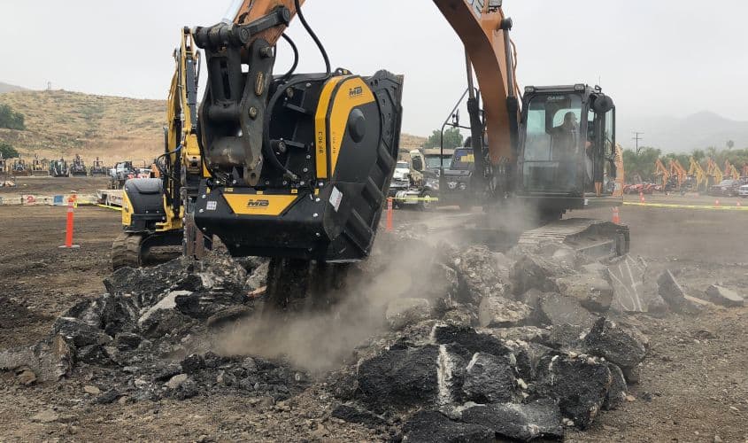 現場にある建機を使用するだけで、アスファルト塊の破砕が楽におこなえることを証明するバケットクラッシャーBF90.3。