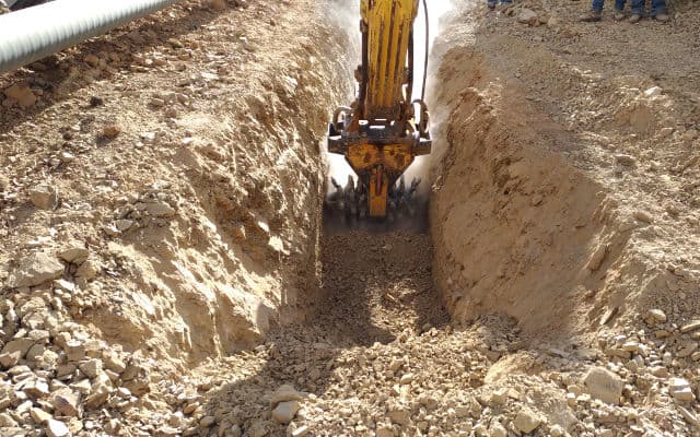 MB R800 Komatsu PC200 Bolivia rocks granite (R800 rocks)