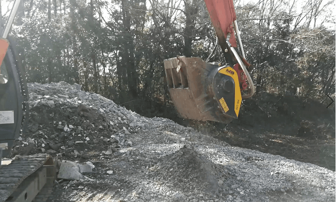 バケットクラッシャーMB-C50を日立ZAXIS75USKに取り付け、コンガラを破砕してリサイクル。
