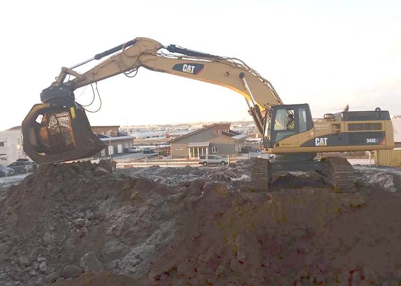 M B S $2 Caterpillar 345 C $2182811 (824x588) - CAT325Cに取り付けられたスクリーンバケットMB-S18が玄武岩を選別中。アイスランドにて