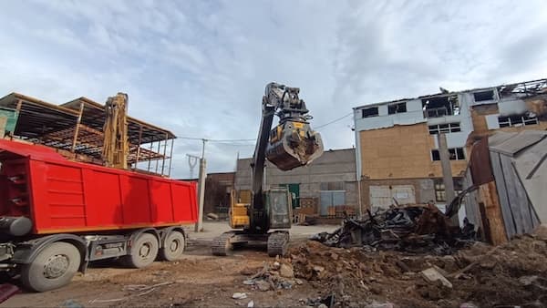 スポーツ施設の建設現場で利用されるMBクラッシャーのアタッチメント