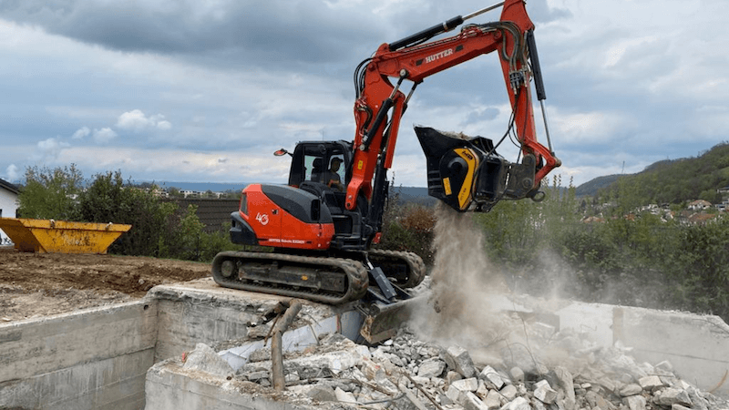 コンクリートを破砕するバケットクラッシャーMB-L140 (L140 concrete・recycling)