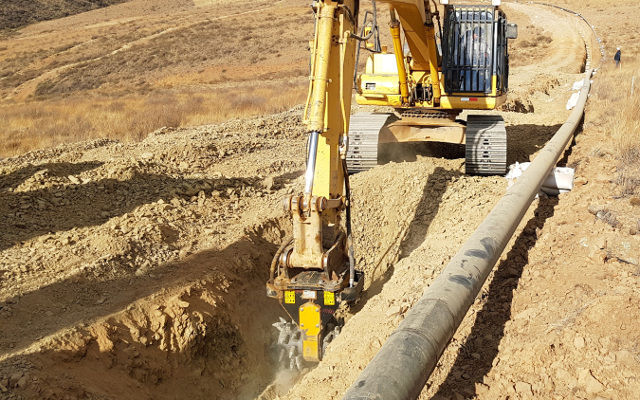 MB-R800 Komatsu PC200 Bolivia rocks granite