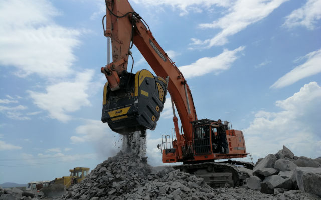 BF150.10 Doosan DX700LC Armenia quarry road construction basalt river rocks