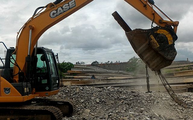 BF60.1 Case CX130B Brazil light posts