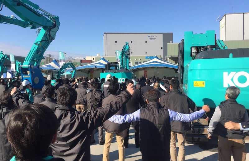 展示会でのMBバケットアタッチメントラインナップ コベルコ