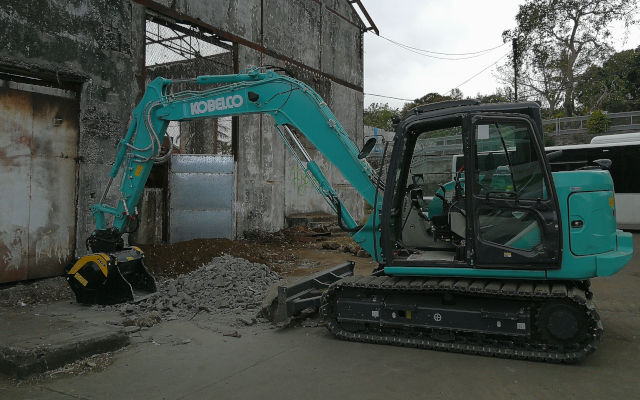 MB-C50 Kobelco Reunion inert material urban jobsite