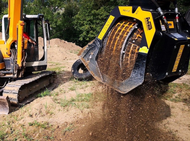 クボタKX080-3に取り付けられた スクリーンバケットMB-S10