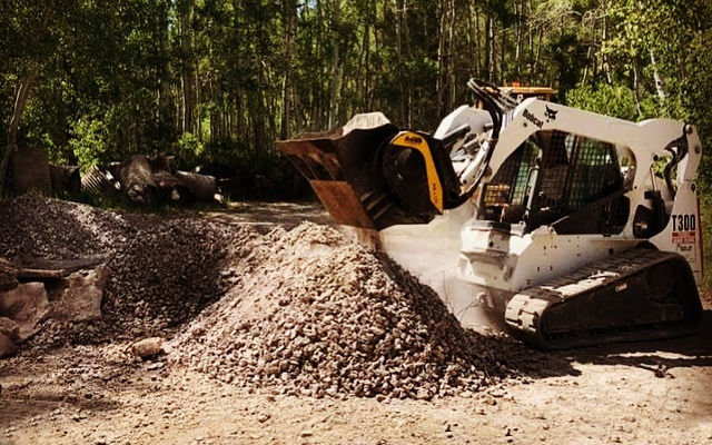 MB-L120-Bobcat-T300-USA-recycling-road-construction-granite-river-stone