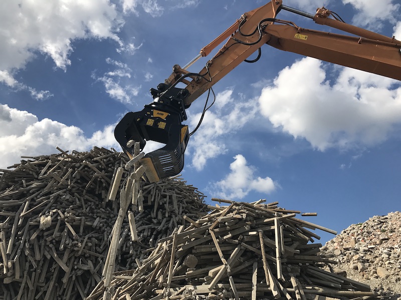 グラップルMB-G1200をCaseの油圧ショベルに取り付けてぶどう棚の支柱を仕分け。