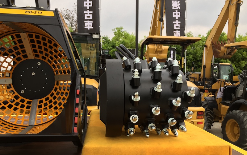 スクリーンバケットMB-S10（左）ドラムカッターMB-R500（右）