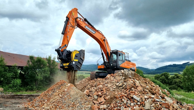 バケットクラッシャーBF120.4でレンガを破砕している様子