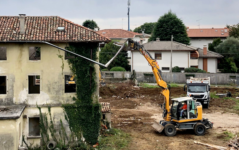 グラップルMB-G900で解体廃材を選別・分別