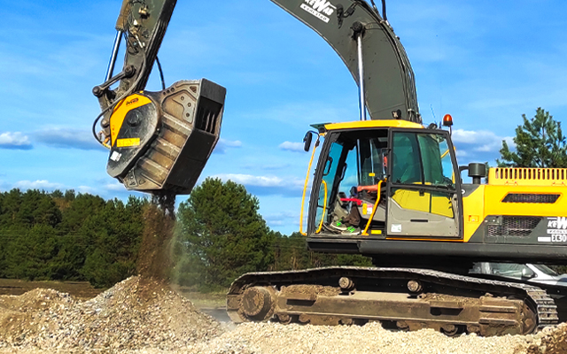 バケットクラッシャーBF90.3をボルボEC300DLに取り付けて花崗岩を破砕中