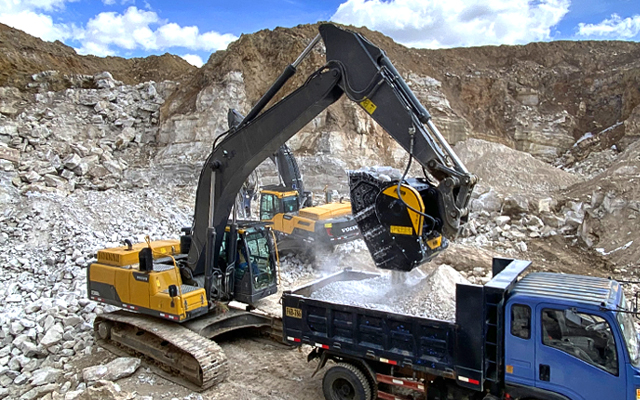 バケットクラッシャーBF120.4をDoosan 340に取り付けて石灰岩を破砕中