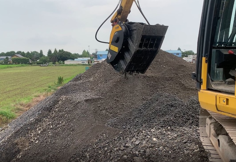 石を砕くバケットクラッシャーBF60.1