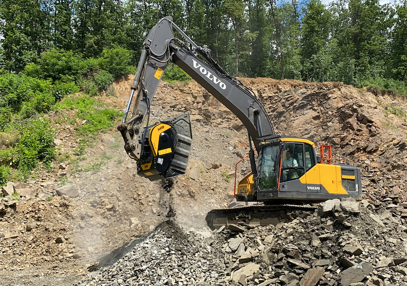 玄武岩を砕くバケットクラッシャーBF90.3