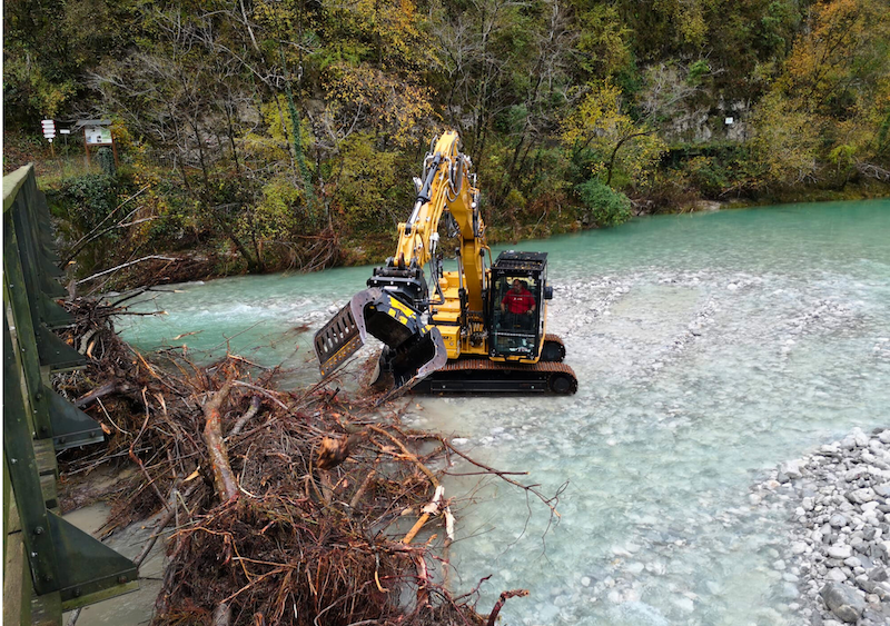 木の枝を撤去するグラップルMB-G900