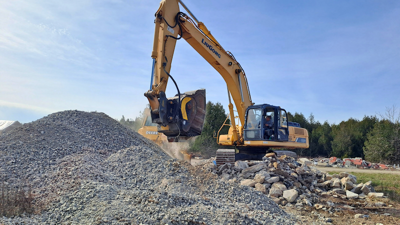 コンクリート塊を砕くバケットクラッシャーBF120.4