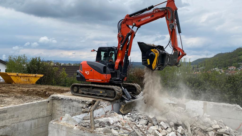 コンクリートを破砕するバケットクラッシャーMB-L140