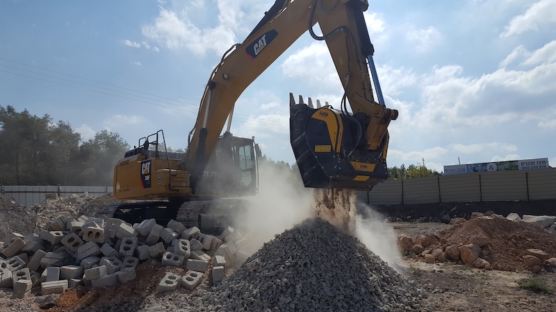 コンクリートブロックを砕くバケットクラッシャー