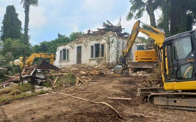 グラップルで廃木材を片付ける